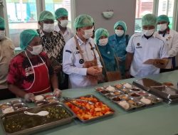 Pj. Gubernur Papua Agus Fatoni Apresiasi Dapur MBG Serui: Standar Higienis, Gizi Anak Terjamin