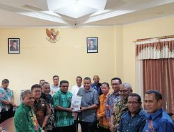 Bupati Yapen Serahkan Rancangan Perubahan KUA-PPAS APBD 2025 ke DPRK