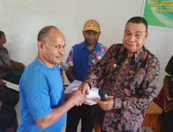 Bupati Yapen Benyamin Arisoy Serahkan Bantuan Sosial Sembako Serta PKH Tahap II Dan III Tahun 2025