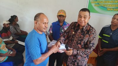 Bupati Yapen Benyamin Arisoy Serahkan Bantuan Sosial Sembako Serta PKH Tahap II Dan III Tahun 2025