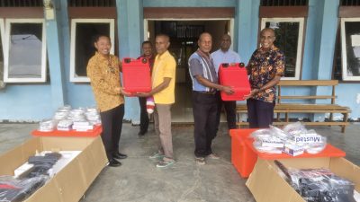 Nelayan Yapen Timur dan Poom Dapat Bantuan Motor Tempel 15 PK dari Pemda