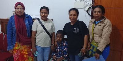 Pesi bersama Ibu Afolin Bisai, SE, selaku Plt Seksi Bidang Rehabilitasi Dinas Sosial Kependudukan dan Catatan Sipil Provinsi Papua (baju abu-abu) saat menyerahkan Pesi ke Dinas Sosial Kepulauan Yapen