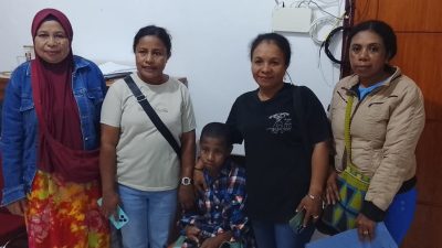 Pesi bersama Ibu Afolin Bisai, SE, selaku Plt Seksi Bidang Rehabilitasi Dinas Sosial Kependudukan dan Catatan Sipil Provinsi Papua (baju abu-abu) saat menyerahkan Pesi ke Dinas Sosial Kepulauan Yapen
