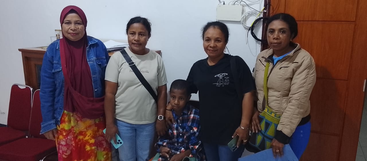 Pesi bersama Ibu Afolin Bisai, SE, selaku Plt Seksi Bidang Rehabilitasi Dinas Sosial Kependudukan dan Catatan Sipil Provinsi Papua (baju abu-abu) saat menyerahkan Pesi ke Dinas Sosial Kepulauan Yapen