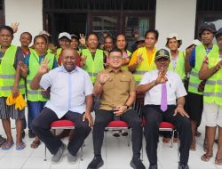 Antisipasi Ditabrak pada Pagi Hari, Waket II DPRK Yapen Berikan Rompi Kepada Petugas Kebersihan