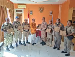 Tunjang Kerja Satpol-PP Yapen, Wakil Bupati Serahkan Alat Komunikasi HT