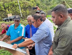 Pemasangan Atap Seng Jemaat GPdI El Gibbor Sarawandori Dimulai, Wakil Bupati Ajak Jemaat Bersatu Bangun Rumah Tuhan