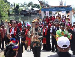 Bupati Benyamin Arisoy Hadiri Peringatan 1 Abad Injil di Papuma