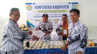 Pelantikan Pengurus PGRI Kab. Kepulauan Yapen Masa Bakti 2025-2030, Philipus Wairara Dipercayakan Kembali Memimpin