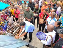 Paku Seng Gereja, Bupati Benyamin Arisoy Apresiasi Semangat Kebersamaan Jemaat GKI Immanuel Ambaidiru