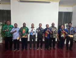 Perda Non APBD Tahun 2025, Wakil Bupati Yapen Serahkan SK Kepala Dinas