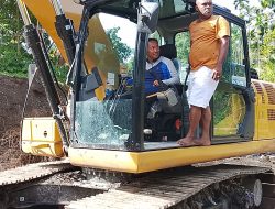 Jawab Keluhan Masyarakat Yapan dan Mantembu Terkait Kerusakan Tanah Kuburan, Wakil Bupati Bantu Excavator untuk Normalisasi Kali Manaenam