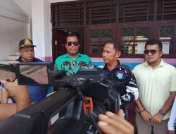 Yapan Cerdas : Wakil Bupati dan DPRK Salurkan Meja Kursi ke SD YPK Sion Mantembu