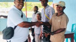 Distrik Nusawani Salurkan Bantuan Seng untuk 4 Rumah Terdampak Bencana di Umani dan Dorau