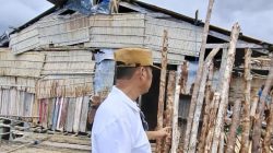 Wakil Bupati Kepulauan Yapen Menangis Karena Begitu Prihatin Melihat Rumah Rakyatnya yang Jauh Dari Layak