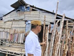 Wakil Bupati Kepulauan Yapen Menangis Karena Begitu Prihatin Melihat Rumah Rakyatnya yang Jauh Dari Layak