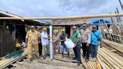 Wakil Bupati Roi Palunga Serahkan Bantuan BBR di Yapen Barat sebagai Implementasi Yapen Rumah Kita