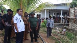 Bupati Kepulauan Yapen Tinjau Pembangunan Rumah TMMD ke-127 di Kampung Rembai