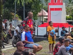 Nobar di Bawah Terik Matahari, Wabup dan Masyarakat Yapen Tunjukkan Dukungan Total untuk PS Yapen