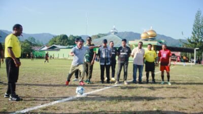 Semangat “Menolak Tua” di Lapangan Sapta Marga, Turnamen Sepak Bola U-40 Pertama Digelar di Kepulauan Yapen