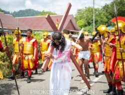 Khidmat dan Penuh Makna, Peragaan Jalan Salib Umat Paroki Bunda Maria Serui Dilepas Langsung Bupati Yapen