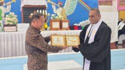Pemkab Kepulauan Yapen Beri Penghargaan atas Dedikasi Pdt. Asyer Heipon di GKI Yeziel Anotaurei