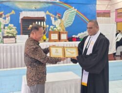 Pemkab Kepulauan Yapen Beri Penghargaan atas Dedikasi Pdt. Asyer Heipon di GKI Yeziel Anotaurei