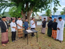 Idul Adha, Bupati Yapen Serahkan Tiga Ekor Sapi Kurban untuk Masyarakat Muslim