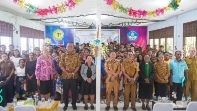 Wabup Roi Palunga Hadiri Penamatan SMKS YPK TIK Serui, Pesan Lulusan Jaga Integritas dan Berani Bermimpi