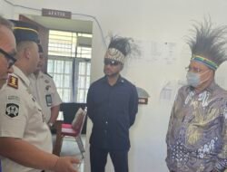 Yan Permenas Mandenas Tinjau Program Strategis Nasional dan Serahkan Bantuan di Yapen