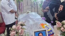 Bupati Benyamin Arisoy dan Ketua TP-PKK Melayat ke Rumah Duka Ibunda Wakil Bupati Roi Palunga