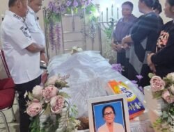 Bupati Benyamin Arisoy dan Ketua TP-PKK Melayat ke Rumah Duka Ibunda Wakil Bupati Roi Palunga