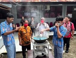 Wabup Roi Palunga Apresiasi Inovasi Siswa SMA Negeri 1 Serui Sulap Sampah Plastik Jadi Paving Blok