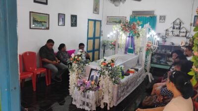 Bupati Yapen Melayat ke Rumah Duka Almarhum Denny Gomar
