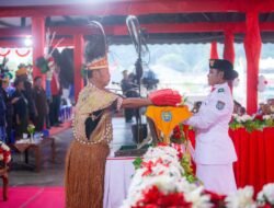 Wakil Bupati Roi Palunga Pimpin Penurunan Bendera HUT RI ke-81 di Serui, Kenakan Busana Adat Papua