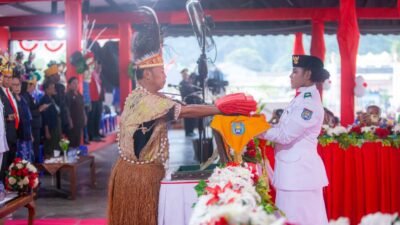 Wakil Bupati Roi Palunga Pimpin Penurunan Bendera HUT RI ke-81 di Serui, Kenakan Busana Adat Papua