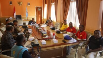 Bupati Yapen Bahas Rencana Pembangunan PLTS 5 Megawatt