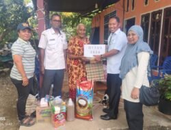 Wabup Roi Palunga Turun Langsung, Serahkan Bantuan Sembako ke Rumah Lansia
