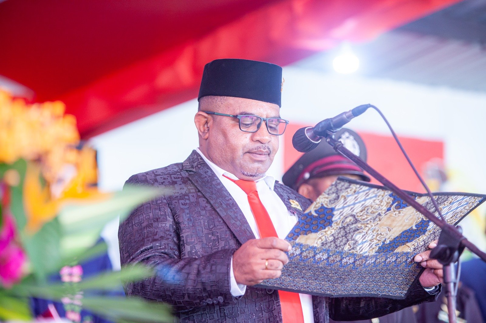 pembacaan teks Proklamasi oleh Ketua DPRK Kepulauan Yapen, Ebzon Sembai