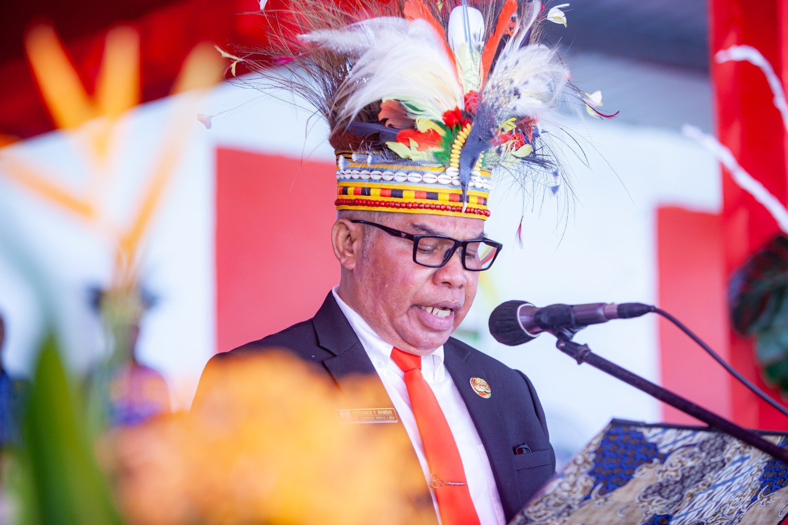 Pembacaan Undang-Undang Dasar 1945 dilakukan oleh Pj. Sekretaris Daerah Kabupaten Kepulauan Yapen, Cyfrianus Mambai, S.Pd., M.Si., M.H