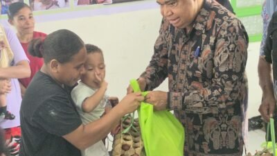 Dukung 1.000 HPK, Bupati Yapen Salurkan Bantuan bagi Baduta dan Ibu Hamil