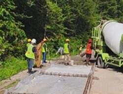 Wabup Yapen Tinjau Pengecoran Jalan Tanjakan Wabo, Pastikan Akses ke Wilayah Timur Tetap Terhubung