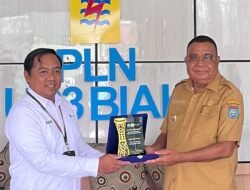 Bupati Benyamin Arisoy Dorong PLN Percepat Pemerataan Listrik di Yapen